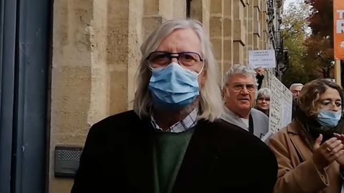 Didier Raoult muet devant les journalistes